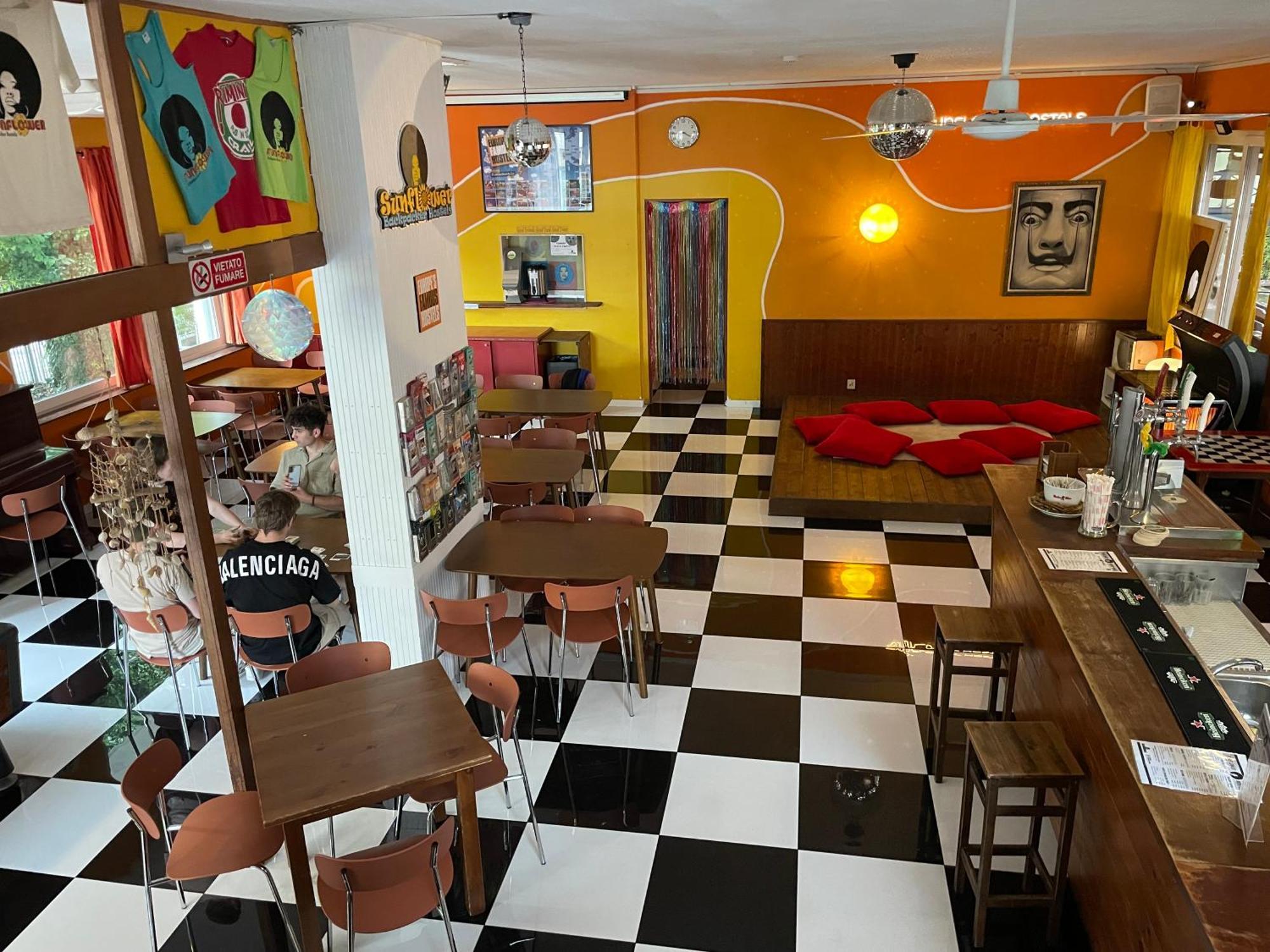 רימיני Sunflower Beach Backpacker Hostel & Bar מראה חיצוני תמונה