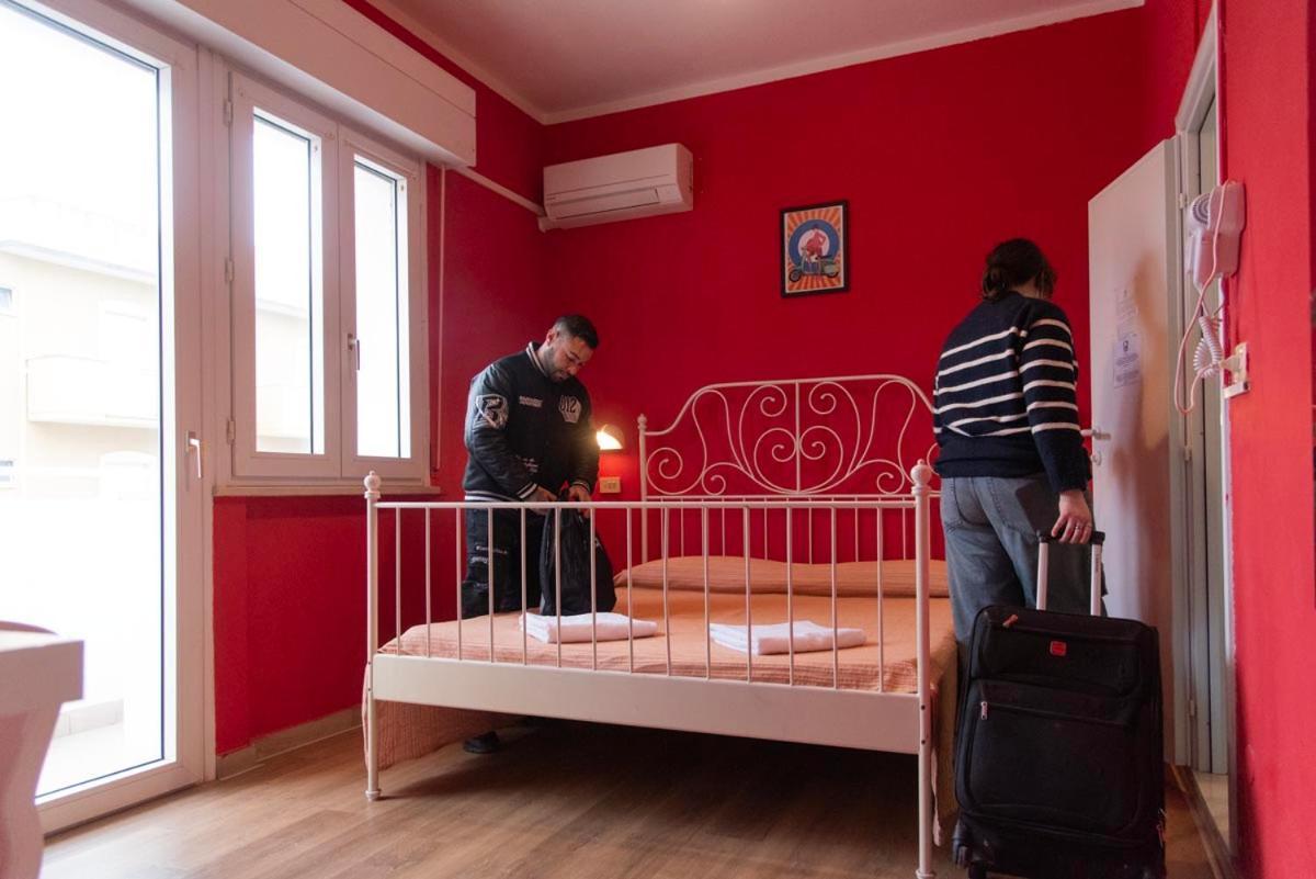 רימיני Sunflower Beach Backpacker Hostel & Bar מראה חיצוני תמונה