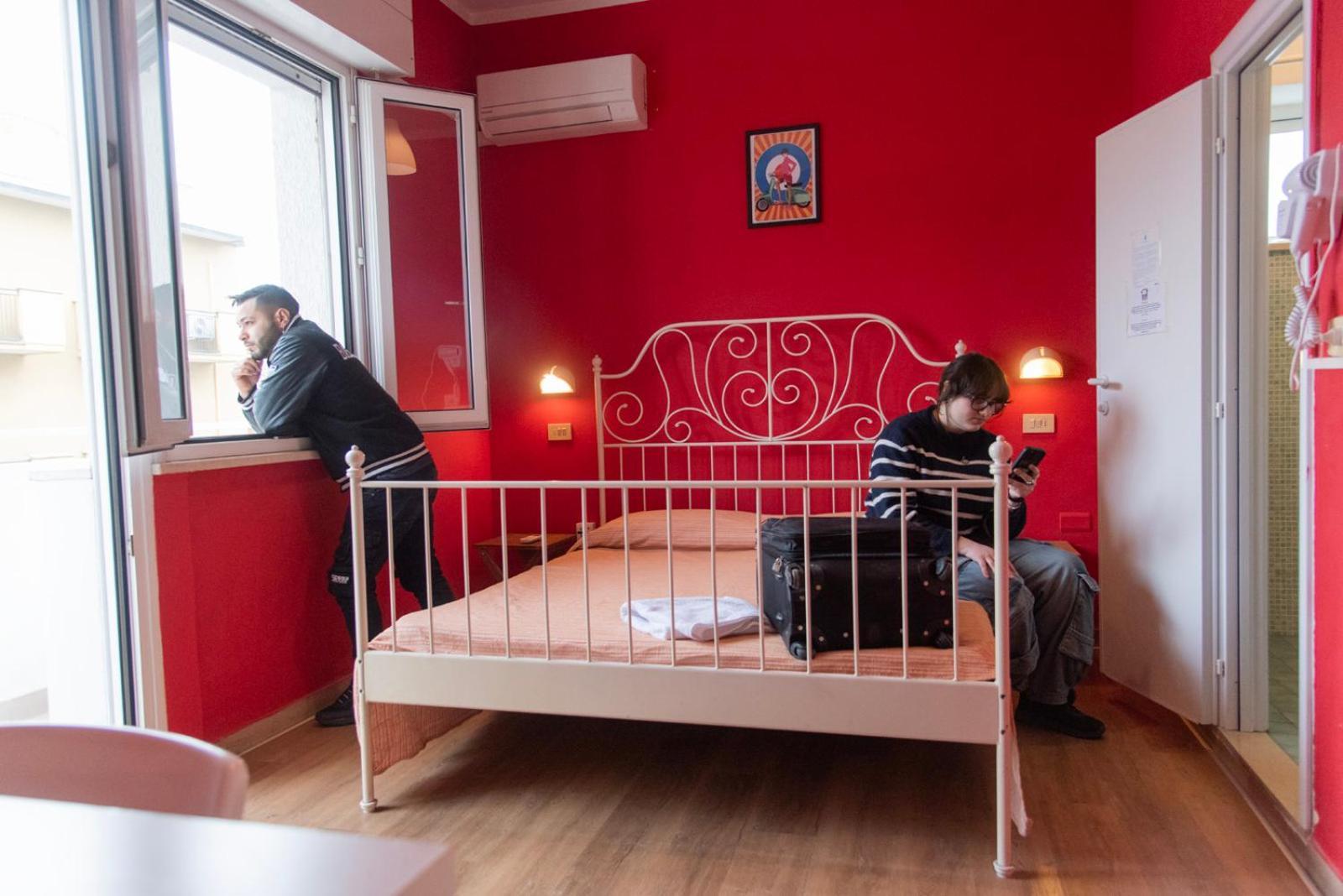 רימיני Sunflower Beach Backpacker Hostel & Bar מראה חיצוני תמונה