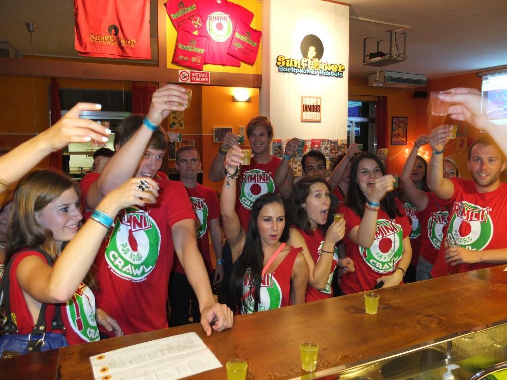 רימיני Sunflower Beach Backpacker Hostel & Bar מראה חיצוני תמונה