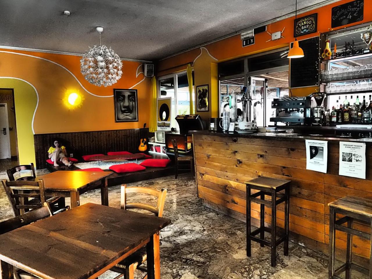 רימיני Sunflower Beach Backpacker Hostel & Bar מראה חיצוני תמונה
