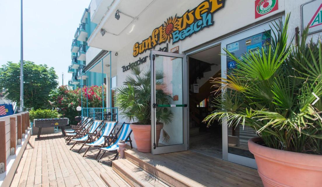 רימיני Sunflower Beach Backpacker Hostel & Bar מראה חיצוני תמונה